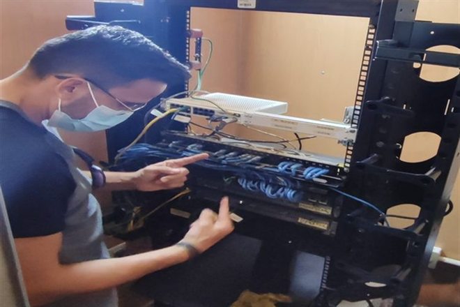 Técnico revisando un rack de comunicaciones